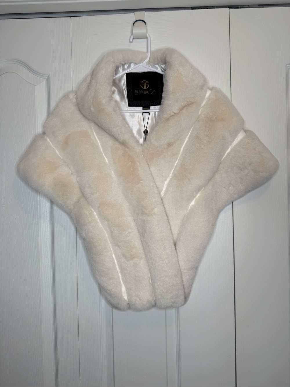 NWT Ivory Faux Fur Stole Wrap